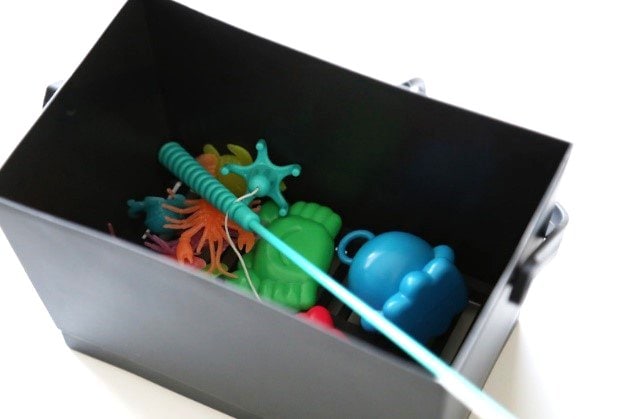 細々したオモチャをピンチバスケットに収納した様子