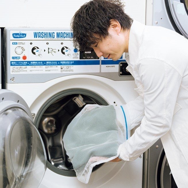洗濯物を取り出す男性