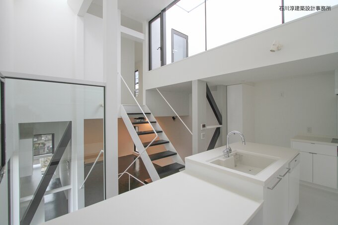 ダイニングの半層上に子ども部屋の入り口をつくった例