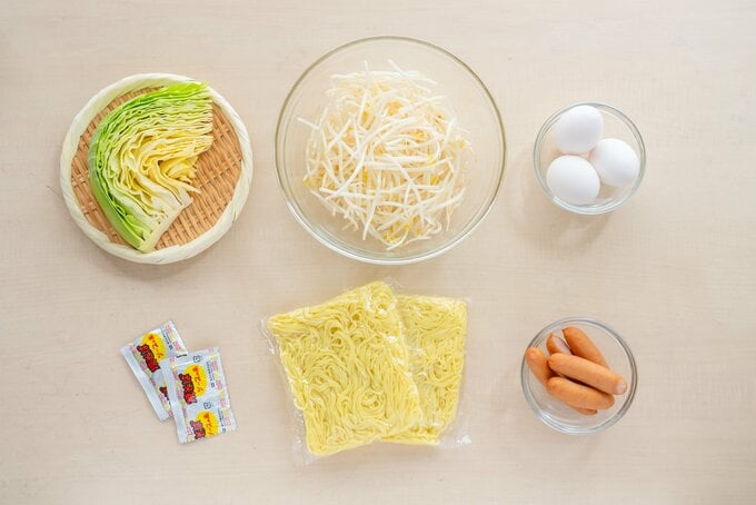 ホットプレートでつくるオムそばの材料