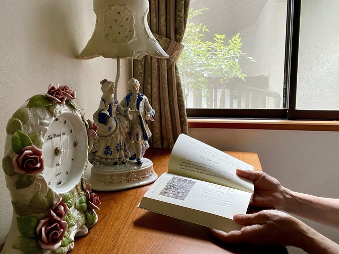 本を読むライフさんの手元