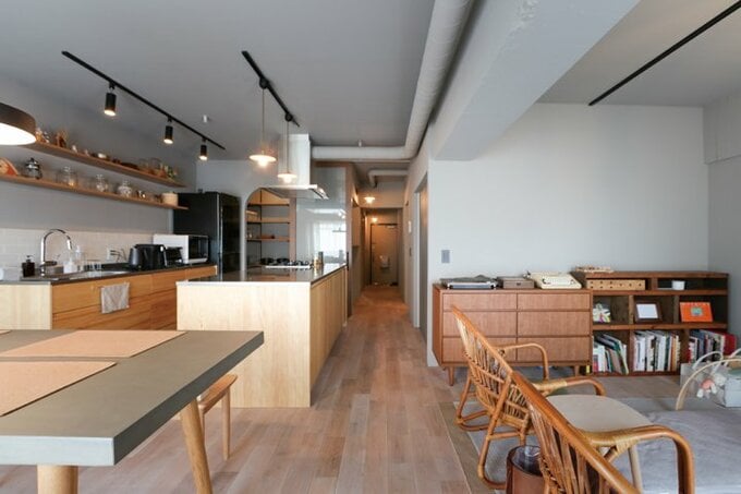 オーク材の無垢フローリングを採用したリビングダイニング