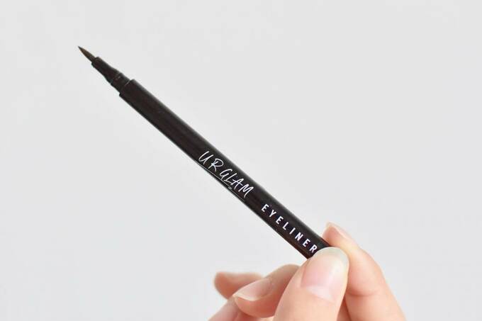 アイライナーを持つ様子