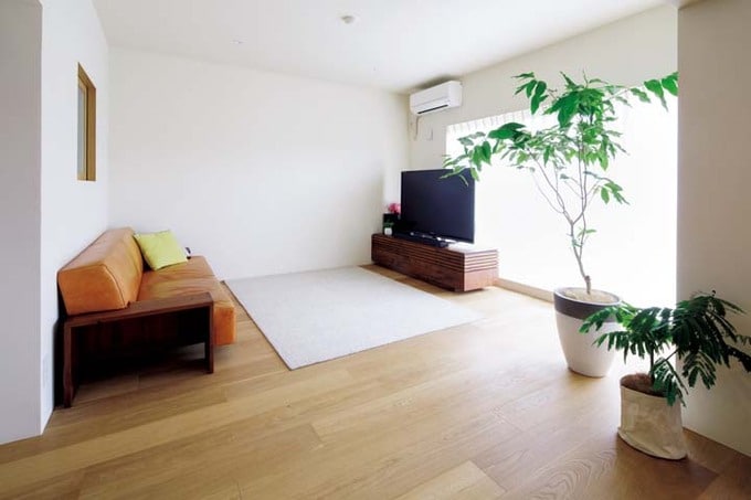 ソファとテレビだけのスッキリしたリビング