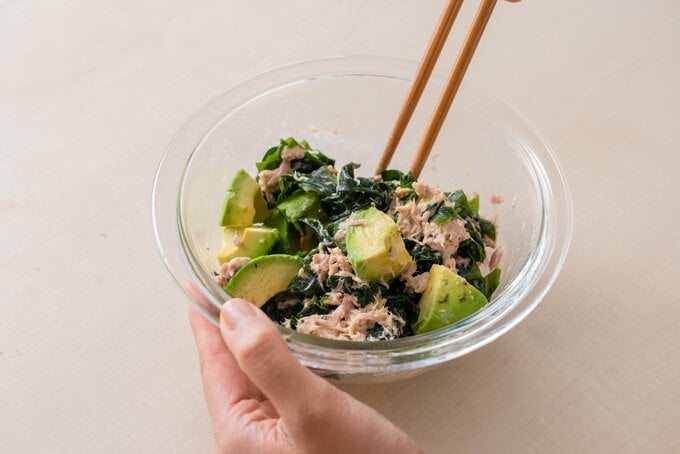 ワカメ、ツナ、アボカドをあえる