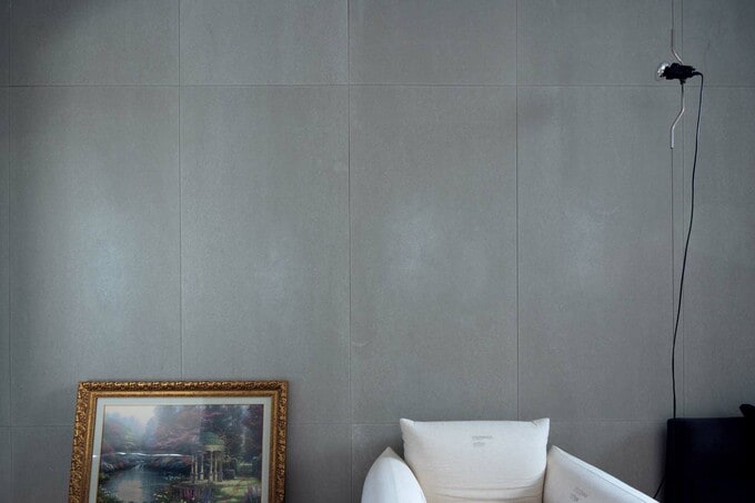 窓の少ない内観