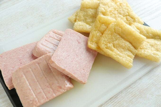 油揚げとスパムを切る