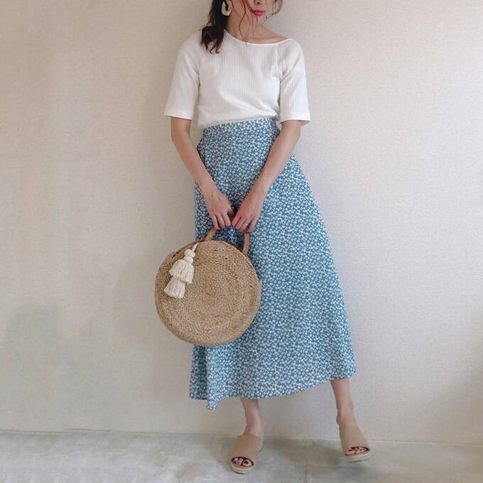 ブルーの小花柄スカートに合わせてきれいめコーデに！