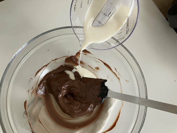 チョコレートと生クリームを少しずつなじませていきます。
