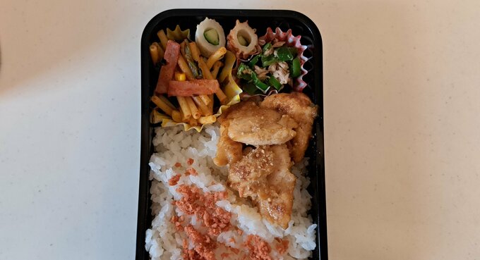 ベーコンほうれん草とマカロニのケチャップ和えが入ったお弁当