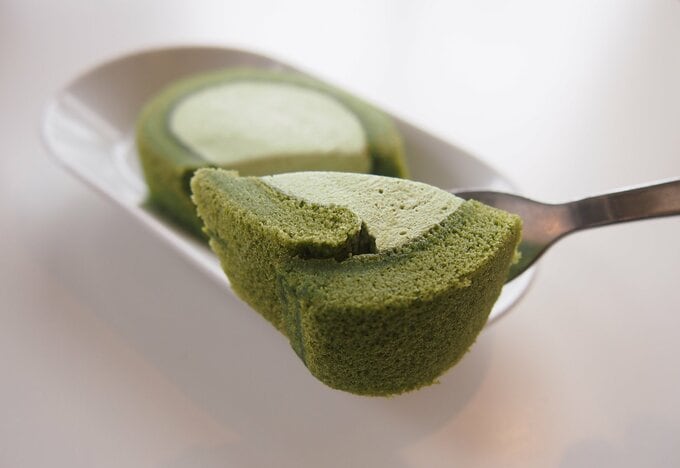 抹茶スフレロール断面