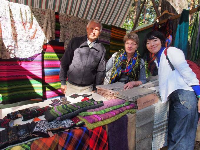 男性と女性と写真を撮る女性