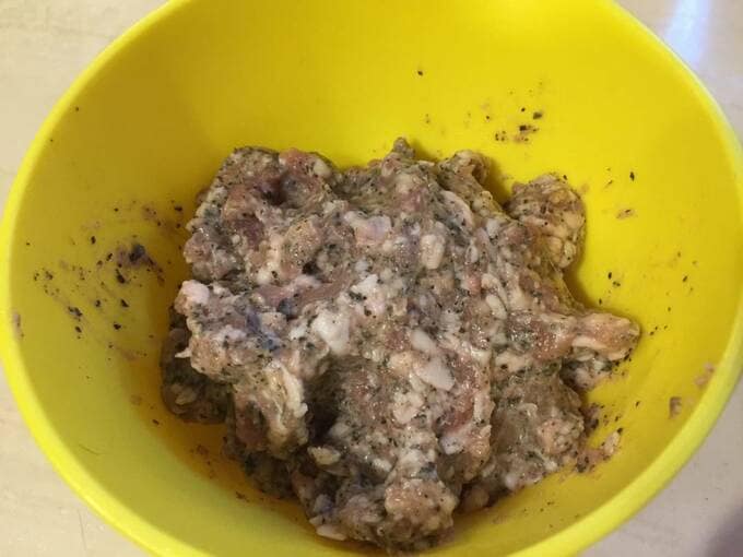 解凍したソーセージの皮から肉ダネを取り出します