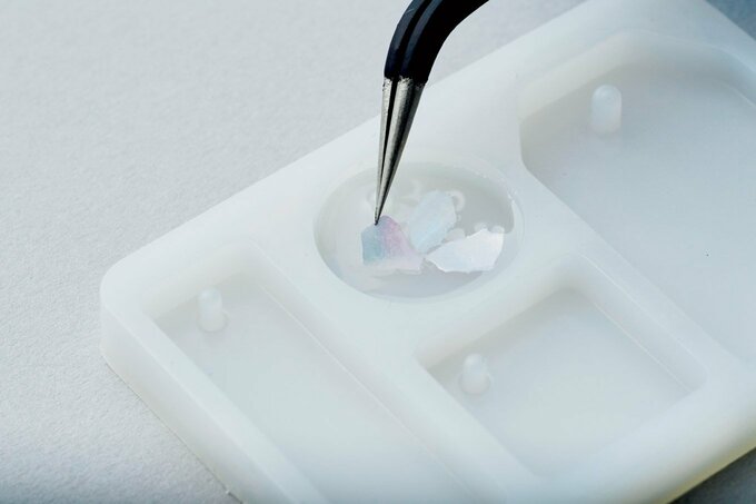 シェルをのせてLEDライトを照射する