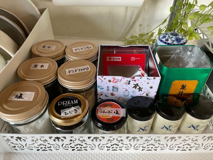 キッチンに並ぶ缶