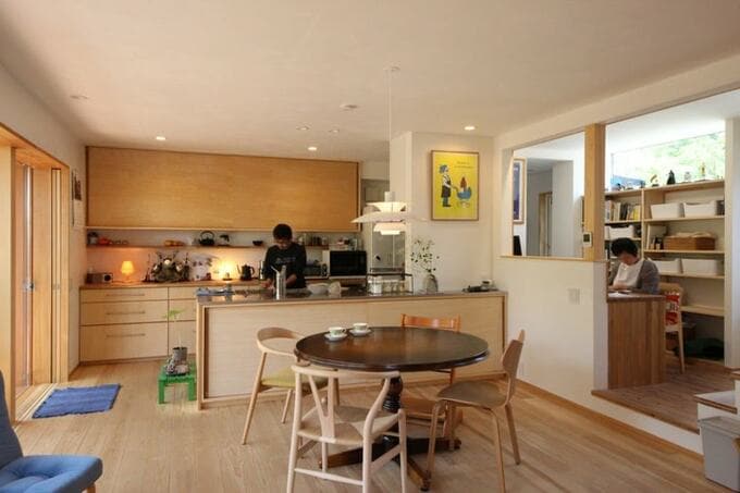 リビングダイニングを見渡せるオープンな対面キッチン