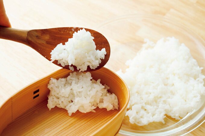 弁当箱にごはんを詰める