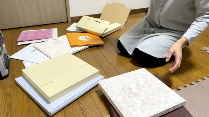 写真やアルバムの整理をするみさきさん