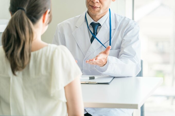 医師の診察を受けている女性のイメージ画像