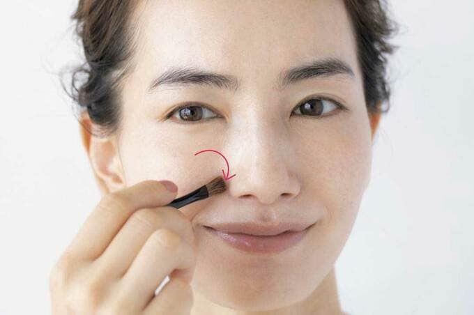 ほうれい線にブラシで円を描く