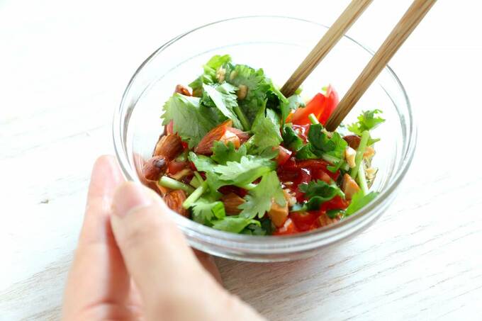 ボウルにトマトナッツパクチー