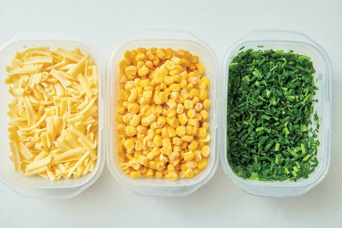 タッパーにコーンなど