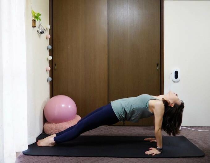 お尻を持ち上げてつま先を床につけたら、頭をうしろに倒す