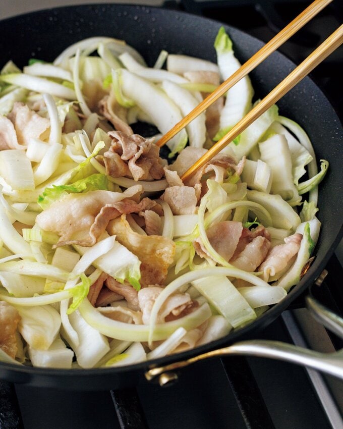 フライパンで白菜を炒める