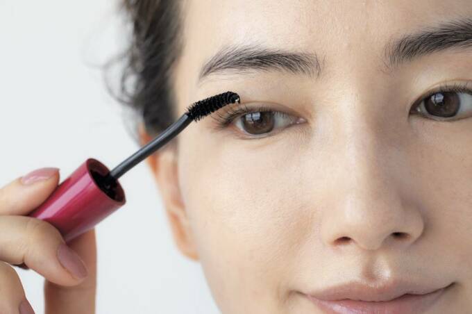 カールタイプのマスカラを塗って仕上げる