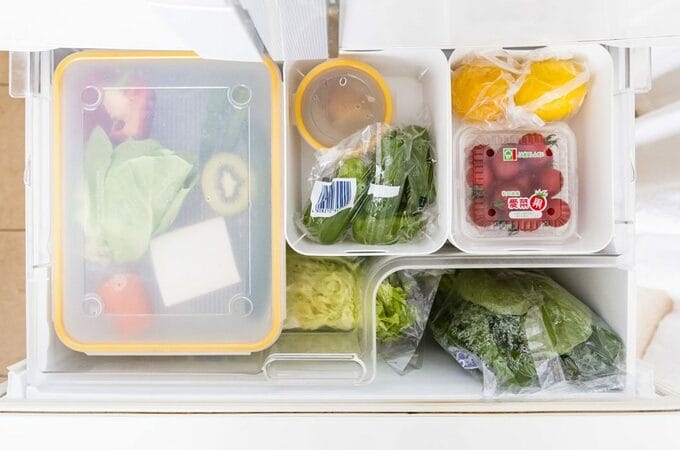 上段はカゴと保存容器で迷子になりがちな野菜を収納