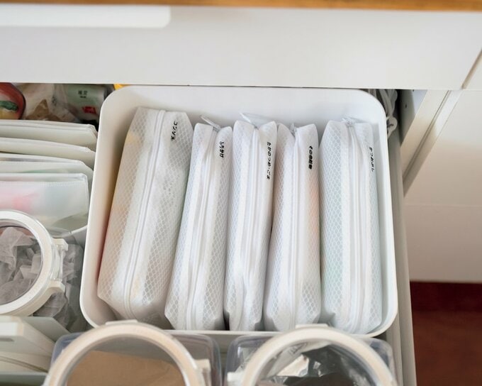 ポーチにラベルを貼って収納