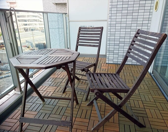 ベランダに茶色イスとテーブル
