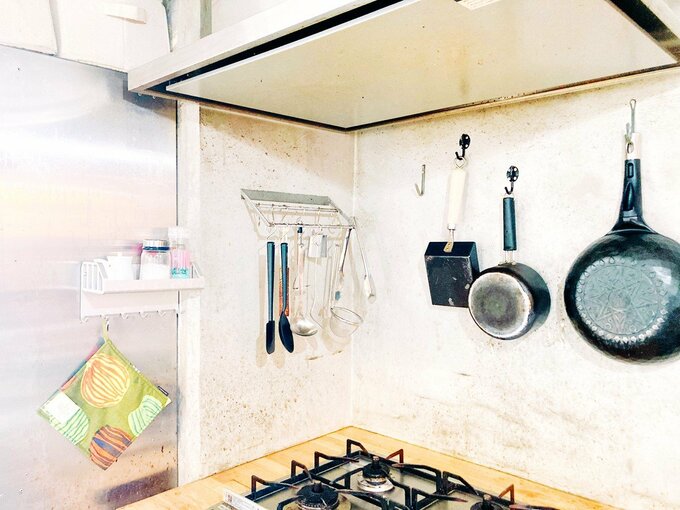 つり下げたフライパンや調理器具