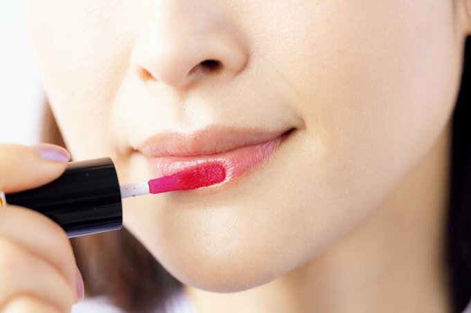 口紅を付ける様子