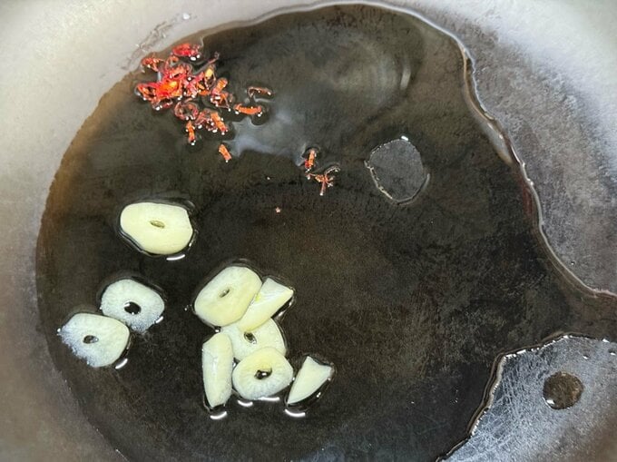 ニンニクを炒める様子