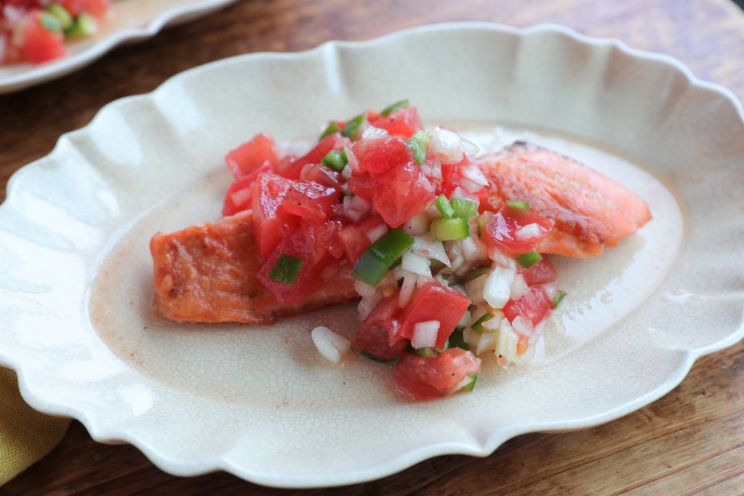 鮭の簡単フランス風ソースがけ。野菜たっぷりおしゃれレシピ | ESSEonline(エッセ オンライン)