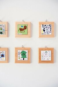 子どもの作品を壁に飾りつつ収納