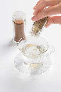 スパイスをふりかける