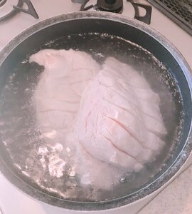 切れ目を入れた鶏肉を入れます。