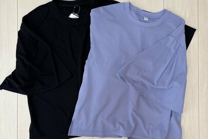 アラフォーがGUで2色買いした「高見えTシャツ」。二の腕がおしゃれに隠れて1290円