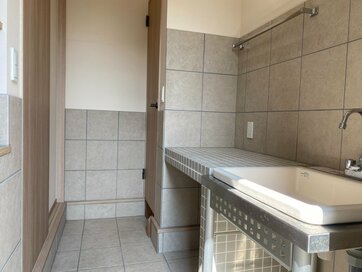 愛犬と暮らす家づくり：玄関横にシャンプー台つきの土間をつくって快適に