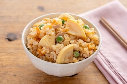 ツナ缶でうま味爆発「タケノコの炊き込みごはん」。おにぎりにしてお花見やピクニックに