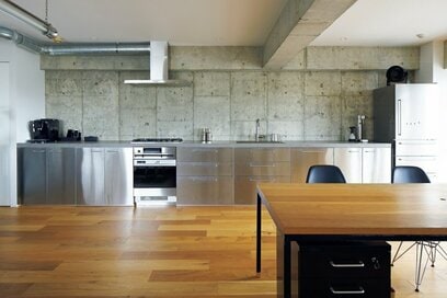 大迫力！ 幅5m超えのステンレスキッチンがある、85㎡のマンションリノベ