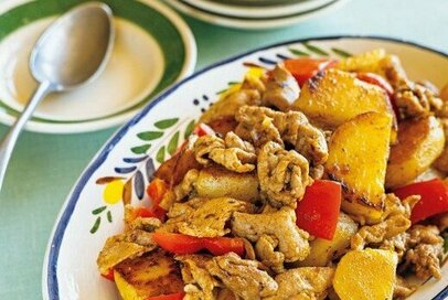 豚こま肉とジャガイモでガッツリおかず。カレーとバターで食欲倍増