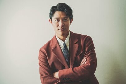 鈴木亮平さんが語る「兄妹のちょうどいい距離感」。ベタベタしないのが日本風だけれど…