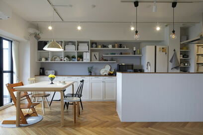 【マンションリノベ事例】床は無垢のヘリンボーン張り、壁には漆喰。北欧家具が映える空間に妥協ナシ！