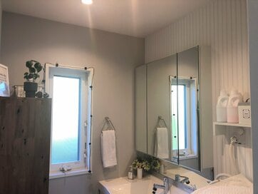 費用5万円！洗面所の壁紙の張り替えの業者選びと、施工の流れをレポート