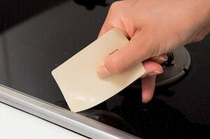すみの隙間にはプラスチックカードで