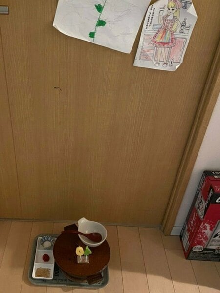 部屋の前に置かれた食事