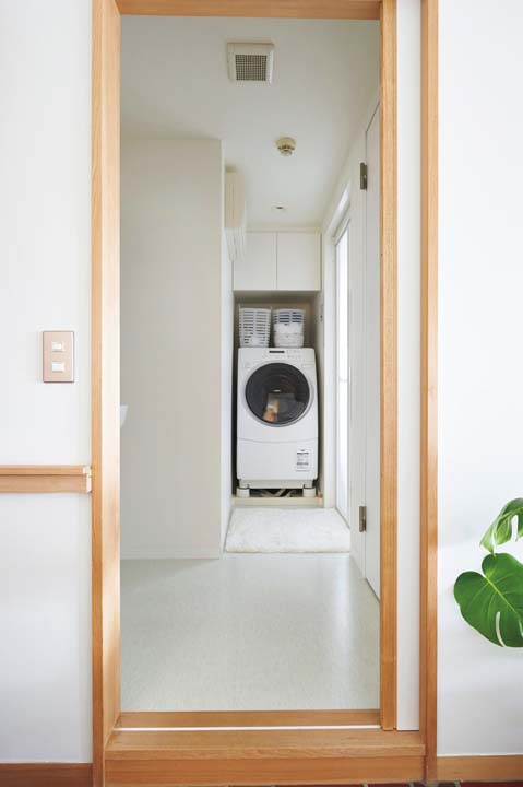 内装を白で統一した清潔感のある洗面脱衣室